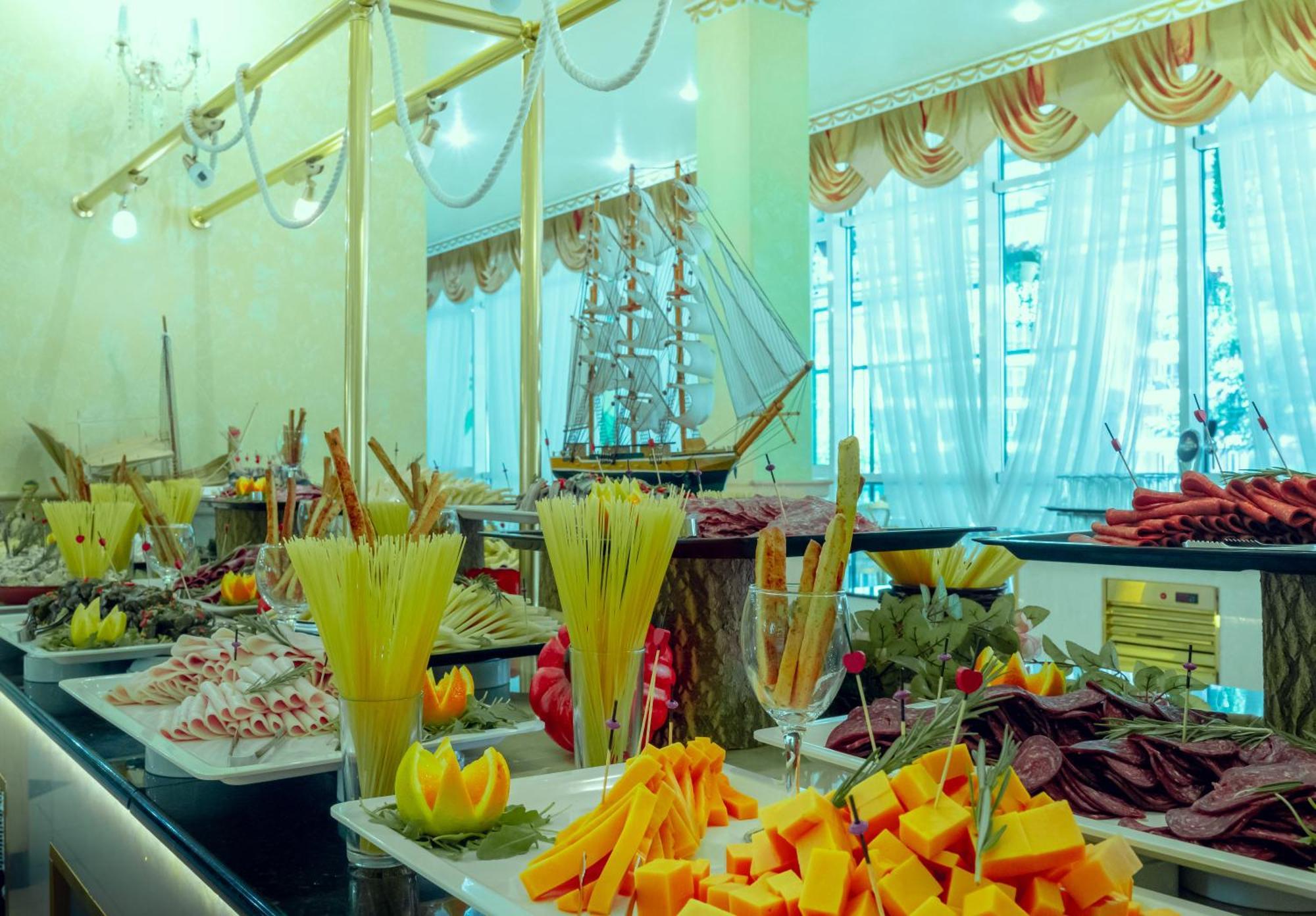 Planeta Hotel & Aquapark Free Beach Access Napospart Kültér fotó A buffet at a hotel