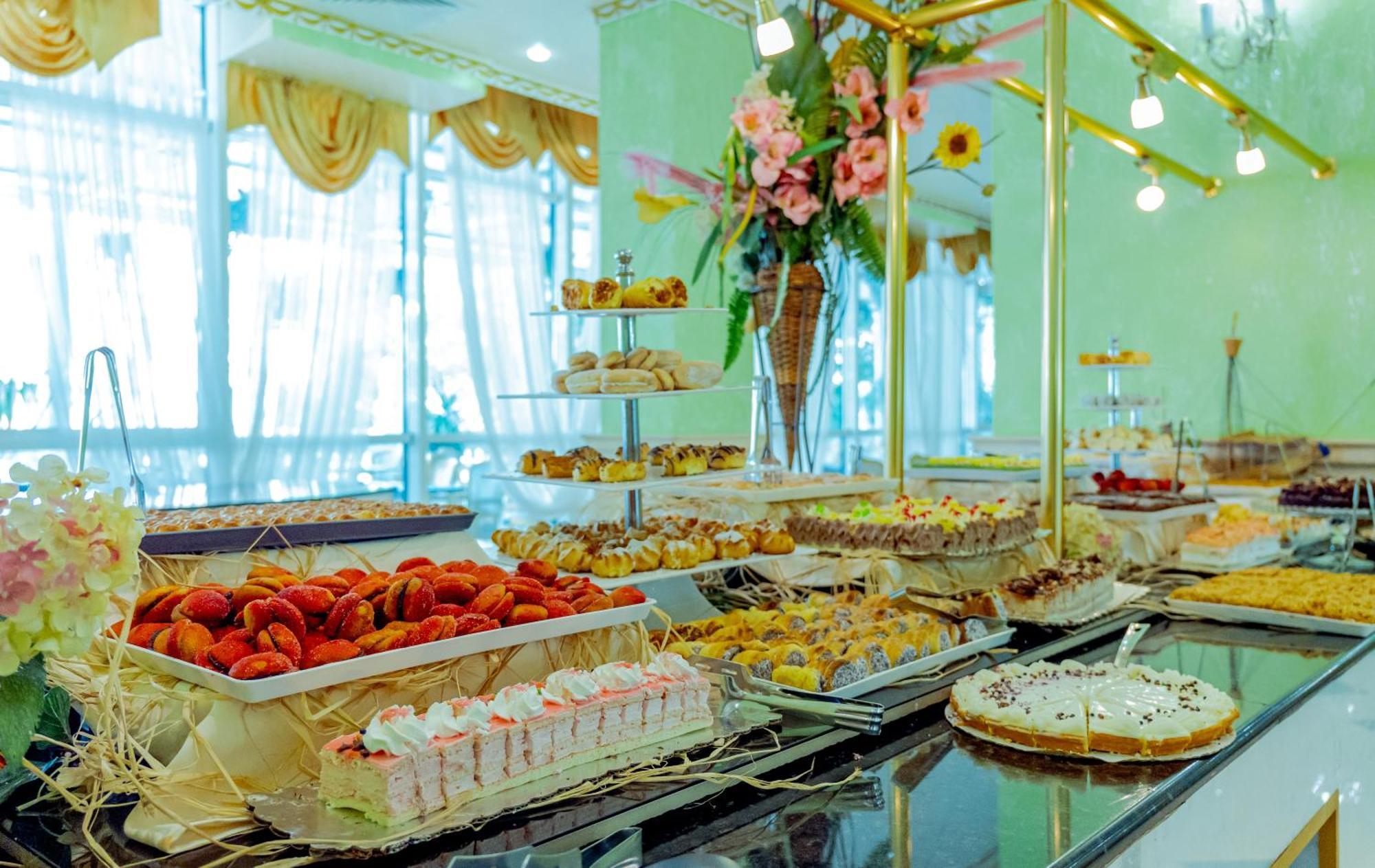 Planeta Hotel & Aquapark Free Beach Access Napospart Kültér fotó A dessert buffet