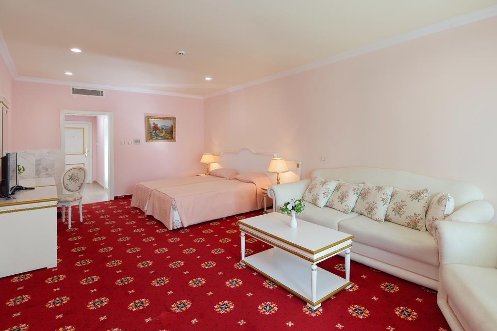 Planeta Hotel & Aquapark Free Beach Access Napospart Kültér fotó A room at the hotel