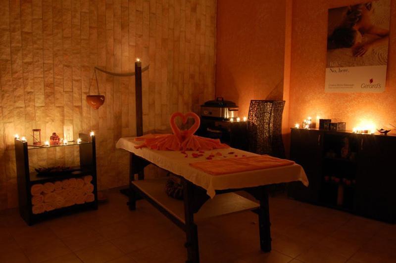 Planeta Hotel & Aquapark Free Beach Access Napospart Kültér fotó A massage table